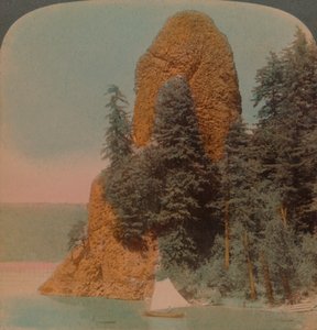 ルースターロック、オレゴン州コロンビア川沿いの奇妙な岩の形成、1902年。アーティスト：エルマーアンダーウッド、バートエリアスアンダーウッド。 作： Underwood and Underwood