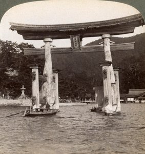 海から昇る神聖な鳥居、厳島神社、宮島、日本、1904 作： Underwood and Underwood