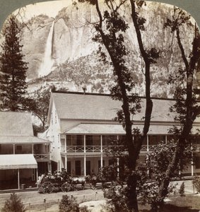 Sentinel Hotel、渓谷を渡って北のヨセミテ滝、カリフォルニア州、アメリカ、1902年 作： Underwood and Underwood