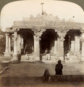 1903年、インド、ジャイナ教の神聖な山、アブのディルワラにある素晴らしい大理石の寺院。 作： Underwood and Underwood