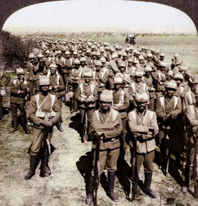 1900年、南アフリカのクルーンシュタット、ボーア戦争への行進中の衛兵旅団。 作： Underwood and Underwood