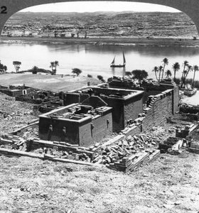 1905年、エジプトのカラブシェのヌビア神殿。