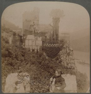 ラインシュタイン、ライン川の城の最も絵のように美しい-要塞のS.壁の北、1902年。 作： Underwood and Underwood