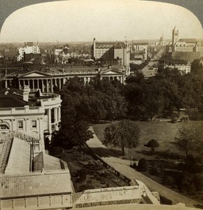 ホワイトハウスと財務省ビル、ワシントンDC、米国。 作： Underwood and Underwood