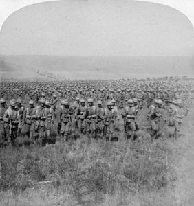 ブランフォールに進軍する勇敢な警備隊旅団、南アフリカ、ボーア戦争、1901 作： Underwood and Underwood