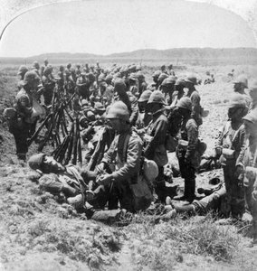 1900年12月30日、ドルドレヒトでイギリス軍の一部が打ち切られた後の悲しいロールコール。 作： Underwood and Underwood