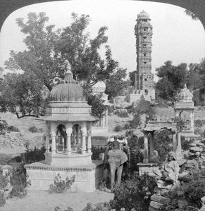 勝利の塔と王立墓地、チッタウルガル、インド、1904年。 作： Underwood and Underwood