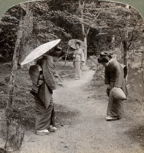 金閣寺庭園の女性、京都、日本、1904年。 作： Underwood and Underwood