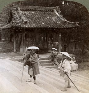 Women pilgrims on the steps of Omuro Gosho east, Kyoto, Japan, 1904 作： Underwood and Underwood