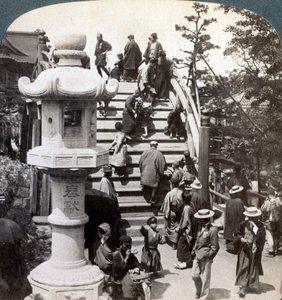 半円形の橋を渡って亀戸寺へと向かった崇拝者たち 作： Underwood and Underwood