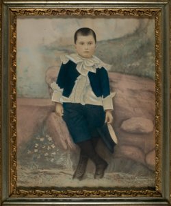 ファンシー・ブルーのスーツを着た少年 作： Unidentified