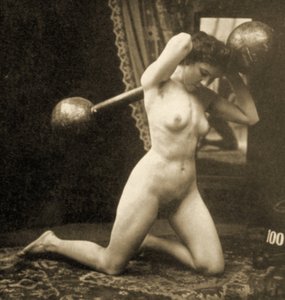 グローブバーベルで運動している女性のヌード、1900年頃（セピア写真）