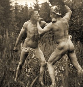 ローマのヘルメットとの格闘バトルポーズ、1910年頃（セピア写真） 作： Unknown