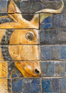 イスタンブール、トルコ。考古学博物館。バビロンのイシュタル門から浮き彫りにされた艶をかけられたレンガの牛。紀元前604-562年のネブカドネザルII時代にさかのぼります。 作： Unknown