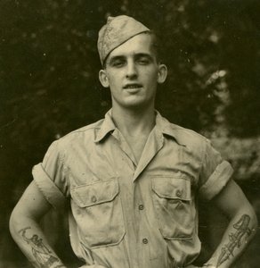 入れ墨されたアメリカ兵、1941年頃 作： Unknown