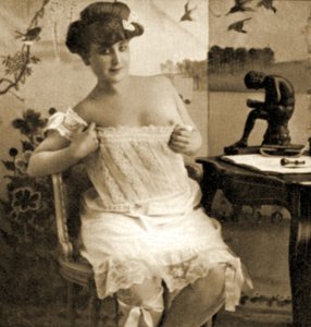 レースシュミーズを表示する若い女性、1900年頃 作： Unknown