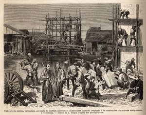 江戸のヨーロッパ住宅の建設現場で、石切職人、テラス職人、モルタル職人、板張り職人、大工などが働いている様子です。1863年から18年にかけて、スイス連邦公使アイム・アンベールが日本への航海を説明するために描いた版画。 作： Unknown artist