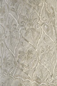 バーサ・パーマーのコート、1870年頃（生地の詳細図）、リブ・シルク・モアレ、フリンジ、クリスタル・ビーズ 作： Unknown artist
