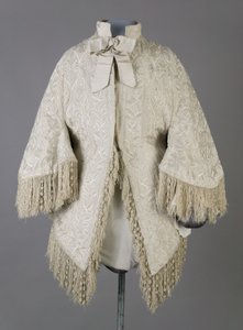 バーサ・パーマーのコート、1870年頃（正面図）、リブ付きシルクモアレ、フリンジ、クリスタルビーズ 作： Unknown artist