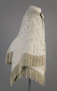 バーサ・パーマーのコート、1870年頃（側面図）、リブ付きシルク・モアレ、フリンジ、クリスタル・ビーズ 作： Unknown artist