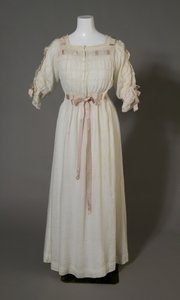 バーサ・パーマーのナイトガウン 1880年頃（正面図） 白綿、レース、刺繍、絹リボン 作： Unknown artist
