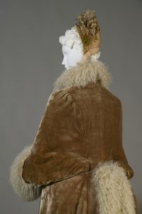 バーサ・パーマーの冬用コート、1885年頃（背面詳細）、シルクベルベット、ラムズウール。 作： Unknown artist