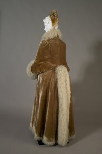 バーサ・パーマーの冬用コート、1885年頃（背面斜視図）、シルクベルベット、ラムズウール。 作： Unknown artist