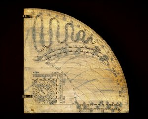 太陽の動きの時間軸を示し、黄道帯への進入を示すブラッシー文字盤。トスカーナ州とウンブリア州に対応する緯度43にある。1570年に時計師ジローラモ・デッラ・ヴォルパイア（1530年頃～1614年）が製作したもの。フィレンツェ、イスティトゥート