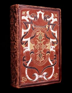 愛書家でありトレゾリエであったJohn Grolier de Servieres（1479-1565）が所有していたラテン語で書かれた聖典のコピーで、赤いマロキン製本のもの（Bible with Grolier bookbinding） Chantilly musee Conde