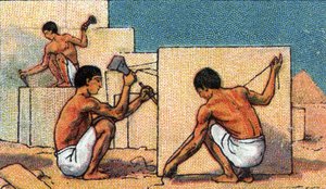 古代エジプトの日常：ピラミッド建設現場で働く石切り職人たち、20世紀初頭（クロモ社製） 作： Unknown Artist