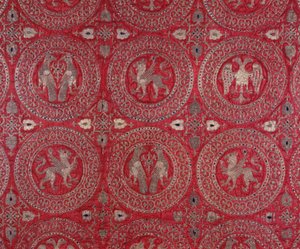 Detail of ecclesiastic costume fabric in purple silk from Cyprus representing fantastic animals (幻想的な動物が描かれたキプロスの宗教的な紫の絹の衣装) 13世紀 イタリア、アナニのカテドラーレ博物館 Museo della Cattedrale Anagni 作： Unknown artist
