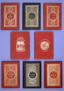 ジュール・ヴェルヌがヘッツェル版で出版した書籍の様々な表紙。ヴェルヌ図書館のコレクション。パリ 作： Unknown artist