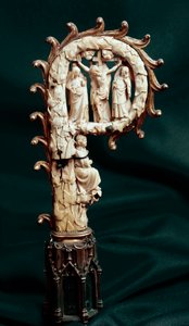 磔刑を表現した銅・金・象牙製のイヴ・ルックのストック。パリ周辺1300、国立中世美術館、クリュニーの温泉施設