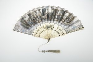 扇子 1850年頃 画用紙、骨、銀、絹と金属糸の房 メーカー不明 作： Unknown artist
