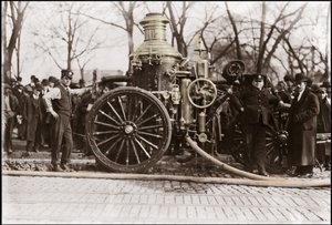 1909年、ニューヨーク消防隊の消防ポンプ。 作： Unknown artist