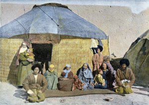 ユルトの前に立つテケス（ロシアの遊牧民）の集団 19世紀後半 作： Unknown artist