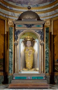 イル・サント・バンビーノイエス・キリストの子供の彫像（コピー）。オリジナルは15世紀のもの。ローマ、サンタ・マリア・イン・アラコエリ教会、カッペラ・デル・サント・バンビーノ。 作： Unknown artist