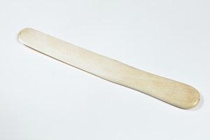 チャールズ・ディケンズが所有していた象牙のペーパーナイフ（1850年頃 作： Unknown artist