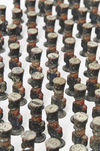 フランスの歩兵の形をしたおもちゃの兵士やキャンペーンマップマーカーの大きなグループ、1810年から14年頃（木製塗装 作： Unknown artist