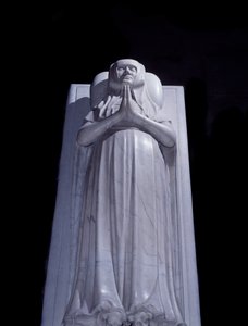 修道女ブランシュ・ド・フランス（1313-1358）の横たわる姿。1393年に作られた墓の彫刻。サン・ドニのバシリカ。サン・ドニ 作： Unknown artist