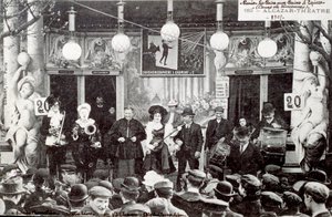 アルカサル劇場前のジンジャーブレッドフェアでのミュージカルショー 作： Unknown Artist