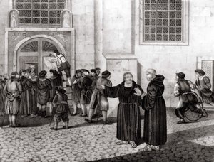 1517年10月31日、ルターはヴィッテンベルク城の城門に「免罪符の販売を非難する95ヶ条の論題」を掲げ、宗教改革の始まりとなった（写真）。 作： Unknown artist