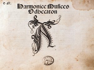 オッタビアーノ・ペトルッチの「Harmonice Musices Odhecaton」（1501年）の楽譜のページ。 作： Unknown artist