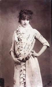 サラ・ベルナール（Henriette Rosine Bernard dit Sarah Bernhardt）（1844-1923）のポートレート、直筆サイン入り写真 作： Unknown artist