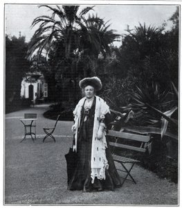 1905年、ニースで撮影されたジュリエット・アダム（旧姓：ランベール）（1836-1936）の肖像。 作： Unknown artist