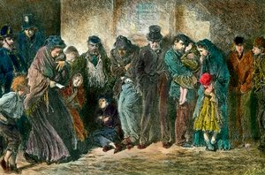 Poverty in London at the door of a shelter 貧乏で空腹の家族が家の前に並ぶ。1869年のエングレーヴィング。個人蔵 作： Unknown artist