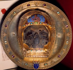 聖遺物：1206年に第4回十字軍のコンスタンティノープル遠征から持ち帰られた洗礼者聖ヨハネの頭蓋骨、アミアン大聖堂の聖具保管庫。 作： Unknown artist