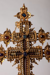 聖遺物の十字架。ジュエルを使った金属加工。由来 修道院（サン・アマン・トゥルネー、元エルノン。16世紀の作品。十字架の中央部分のディテール。