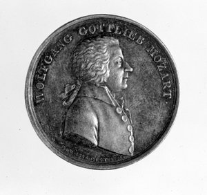 作曲家ウォルファング・アマデウス・モーツァルト（1756-1791）の肖像をあしらった銀メダル。 作： Unknown artist