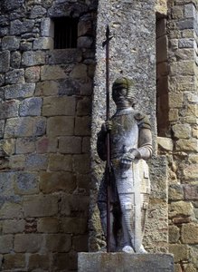Lauragais（31）のavignonetの扉にあるカタル派の戦士の像。 作： Unknown artist